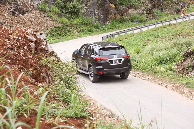 Fortuner 2017 được trang bị động cơ xăng 2TR-FE 4 xi-lanh thẳng hàng, 16 van, DOHC, VVT-i, dung tích 2.7L. Công suất cực đại đạt 164 mã lực tại vòng tua 5.200 vòng/phút. Mô-men xoắn cực đại đạt 245 Nm tại vòng tua 4000 vòng/phút. Trong khi đó hệ thống động cơ dầu 2GD-FTV 2.4L sản sinh công suất 148 mã lực tại 3.400 vòng/phút, mô-men xoắn cực đại 400 Nm tại 1.600 – 2.000 vòng/phút. Hệ thống động cơ này đi kèm hộp số sàn và tự động 6 cấp.