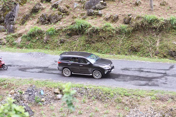 Bên cạnh đó, cơ cấu bướm ga điện tử cũng là một điểm mới khiến cho Fortuner 2017 tăng thêm tối ưu sức mạnh so với các đối thủ cùng phân khúc, đó là các chế độ vận hành Power Mode và Eco Mode. Ở chế độ Eco Mode xe vận hành một cách vừa phải, mọi hoạt động của xe hoạt động ổn định. Còn khi lựa chọn chế độ Power Mode chiếc xe mạnh mẽ hơn rõ rệt, chế độ này khá phù hợp cho công việc leo đèo, dốc...