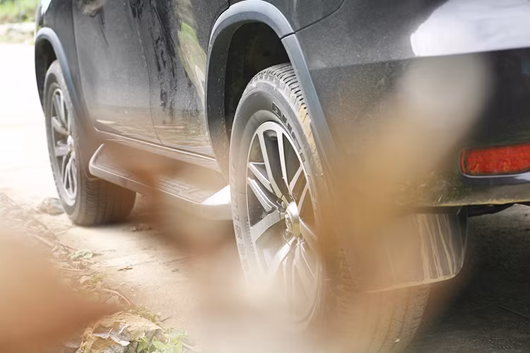 Xe được trang bị hệ thống đèn trước dạng bi, led công nghệ projector (Fortuner V 4x4) với các tính năng như tự động bật tắt, tự động điều chỉnh góc chiếu, đèn chờ dẫn đường đi kèm cùng dải đèn LED ban ngày. Ở phiên bản Fortuner V và G thì được trang bị đèn Bi-Halogen. Đèn sương mù trước ở cả 3 phiên bản thiết kế cỡ lớn, nổi bật hơn. Thiết kế bên hông xe liền mạch, cứng cáp với các chi tiết dập nổi mạnh mẽ. Các đường dập nổi bên hông xe mang tới cảm giác chiếc xe như đang chuyển.