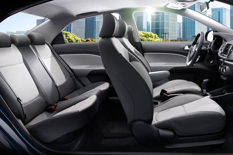 Về khả năng vận hành, Kia Soluto tại Philippines chỉ có một tùy chọn động cơ duy nhất là loại máy xăng dung tích 1.4L đi kèm với hộp số sàn 5 cấp hoặc tự động 4 cấp, sản sinh công suất tối đa là 94 mã lực cùng mô-men xoắn cực đại 132 Nm.