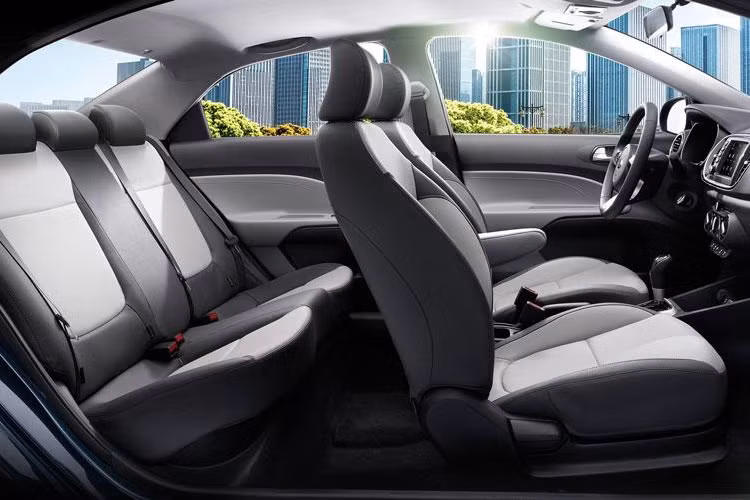 Về khả năng vận hành, Kia Soluto tại Philippines chỉ có một tùy chọn động cơ duy nhất là loại máy xăng dung tích 1.4L đi kèm với hộp số sàn 5 cấp hoặc tự động 4 cấp, sản sinh công suất tối đa là 94 mã lực cùng mô-men xoắn cực đại 132 Nm.