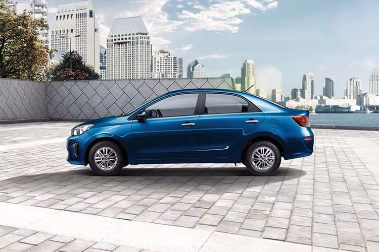 Là mẫu xe giá rẻ, chính vì vậy các trang bị an toàn của xe chỉ cơ bản ở mức có 2 túi khí, camera lùi và cảm biến đỗ xe (ở phiên bản cao cấp nhất).