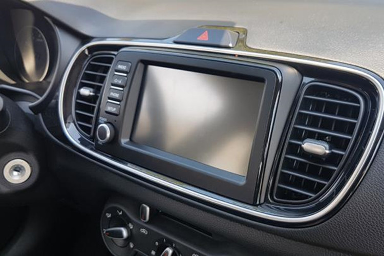 Tại thị trường Philippines, mẫu xe này được tích hợp sẵn Apple CarPlay cũng như Android Auto và hệ thống âm thanh gồm 6 loa. Với chiều dài cơ sở đạt 2.570 mm, Kia Soluto có không gian ngồi khá rộng rãi, thoải mái.