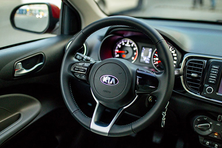 Nội thất bên trong của mẫu xe giá rẻ này có thiết kế nằm ở mức cơ bản với vô lăng 3 chấu tích hợp các nút điều chỉnh chức năng và khu vực bảng điều khiển trung tâm có sự xuất hiện của màn hình giải trí...