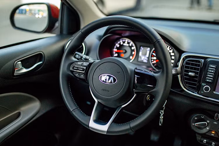 Nội thất bên trong của mẫu xe giá rẻ này có thiết kế nằm ở mức cơ bản với vô lăng 3 chấu tích hợp các nút điều chỉnh chức năng và khu vực bảng điều khiển trung tâm có sự xuất hiện của màn hình giải trí...