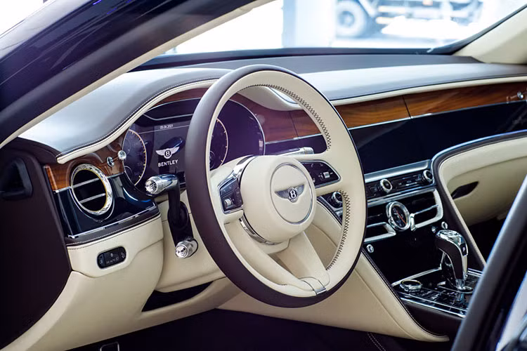 Diễn viên Chi Bảo cũng mới cưới vợ thứ 3 vào đầu năm ngoái, cô gái này kém nam diễn viên tới 16 tuổi và 2 người mới đón con trai đầu lòng ra đời vào đầu năm 2022 này.