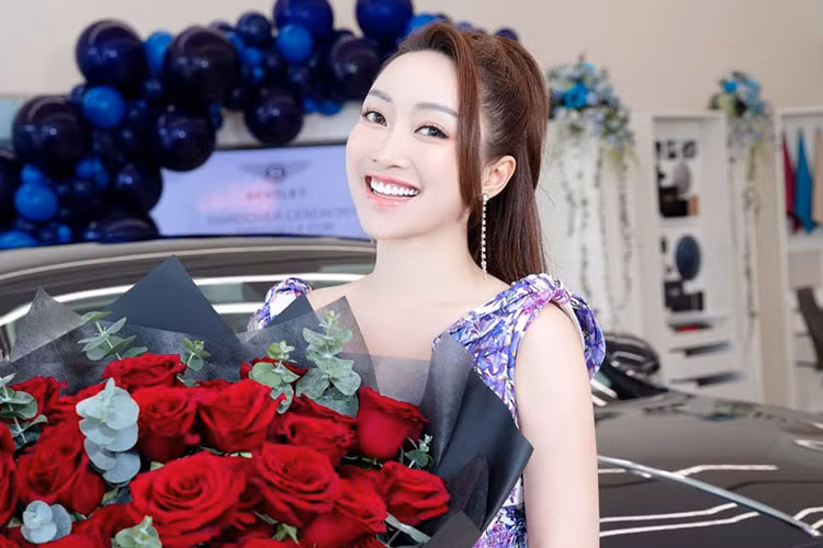 Chiếc xe siêu sang Bentley Flying Spur của vợ chồng diễn viên Chi Bảo được trang bị khối động cơ xăng V8, tăng áp kép, dung tích 4.0 lít, sản sinh ra công suất tối đa 542 mã lực và mô-men xoắn cực đại 770 Nm.