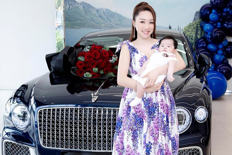 Chiếc xe siêu sang Bentley Flying Spur của Chi Bảo cùng vợ mới mua đang trải qua thế hệ thứ 3 với nhiều sự thay đổi đáng giá ở ngoại thất từ đèn pha, đèn hậu đến thiết kế của xe. Có 2 phiên bản Bentley Flying Spur là V8 và W12, chúng khác nhau cơ bản ở giá bán cũng như động cơ đi kèm.