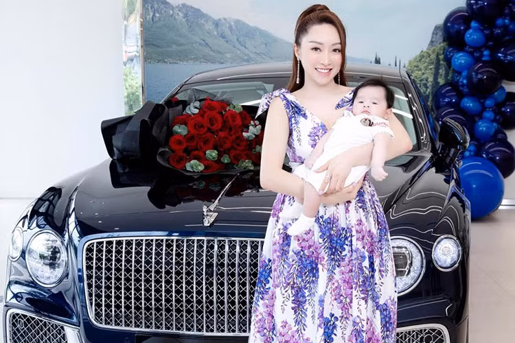 Chiếc xe siêu sang Bentley Flying Spur của Chi Bảo cùng vợ mới mua đang trải qua thế hệ thứ 3 với nhiều sự thay đổi đáng giá ở ngoại thất từ đèn pha, đèn hậu đến thiết kế của xe. Có 2 phiên bản Bentley Flying Spur là V8 và W12, chúng khác nhau cơ bản ở giá bán cũng như động cơ đi kèm.