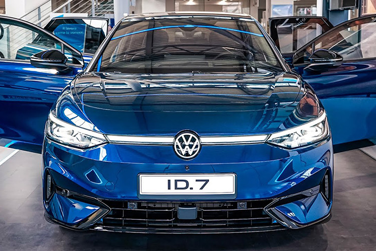  Volkswagen ID. 7 ID. 7 là mẫu sedan điện đầu tiên của Volkswagen. Xe mang dáng vẻ hiện đại, thời thượng với những đường nét thiết kế tối giản. Ở mỗi phiên bản, xe sẽ được trang bị bộ pin với dung lượng khác nhau cho phạm vi hoạt động lên đến hơn 640 km mỗi lần sạc. Volkswagen ID. 7 được đánh giá 4,5/5 điểm.