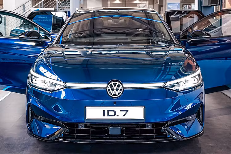  Volkswagen ID. 7 ID. 7 là mẫu sedan điện đầu tiên của Volkswagen. Xe mang dáng vẻ hiện đại, thời thượng với những đường nét thiết kế tối giản. Ở mỗi phiên bản, xe sẽ được trang bị bộ pin với dung lượng khác nhau cho phạm vi hoạt động lên đến hơn 640 km mỗi lần sạc. Volkswagen ID. 7 được đánh giá 4,5/5 điểm.