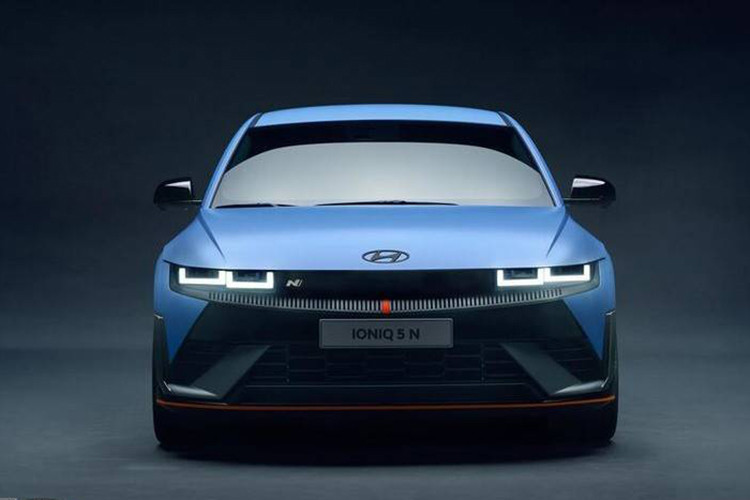 Hyundai Ioniq 5 N So với bản thường, Ioniq 5 N có sức mạnh vượt trội hơn hẳn với 2 mô-tơ điện đặt ở cầu trước và cầu sau cho tổng công suất 601 mã lực và có thể tăng lên 641 mã lực ở chế độ Boost. Đi kèm với khối động cơ trên là cụm pin lithium-ion 84 kWh, cung cấp quãng đường di chuyển đạt 435 km theo chu trình thử nghiệm WLTP. Autocar đánh giá Hyundai Ioniq 5 N với điểm số 4,5/5. 