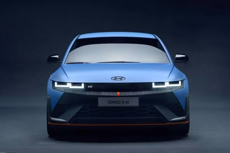  Hyundai Ioniq 5 N So với bản thường, Ioniq 5 N có sức mạnh vượt trội hơn hẳn với 2 mô-tơ điện đặt ở cầu trước và cầu sau cho tổng công suất 601 mã lực và có thể tăng lên 641 mã lực ở chế độ Boost. Đi kèm với khối động cơ trên là cụm pin lithium-ion 84 kWh, cung cấp quãng đường di chuyển đạt 435 km theo chu trình thử nghiệm WLTP. Autocar đánh giá Hyundai Ioniq 5 N với điểm số 4,5/5. 