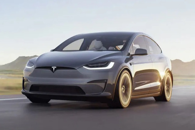  Tesla Model 3 Tại Anh, Tesla Model 3 có giá khởi điểm khoảng 40.000 Bảng (khoảng 1,28 tỷ đồng). Xe được đánh giá cao về cảm giác lái và phạm vi hoạt động tương đối xa lên đến 553 - 630 km (tùy phiên bản). Dù vậy, xe vẫn chỉ được chấm 4/5 điểm do các trang bị an toàn hoạt động không ổn định. 
