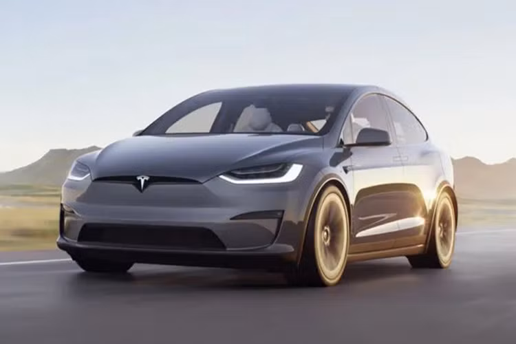  Tesla Model 3 Tại Anh, Tesla Model 3 có giá khởi điểm khoảng 40.000 Bảng (khoảng 1,28 tỷ đồng). Xe được đánh giá cao về cảm giác lái và phạm vi hoạt động tương đối xa lên đến 553 - 630 km (tùy phiên bản). Dù vậy, xe vẫn chỉ được chấm 4/5 điểm do các trang bị an toàn hoạt động không ổn định. 