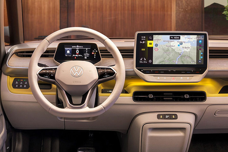 Theo nhà sản xuất, ID. Buzz có khả năng tăng tốc từ 0-100 km/h trong 7,6 giây và tốc độ tối đa chỉ đạt 160 km/h. Xe được trang bị công nghệ sạc nhanh, giúp tăng dung lượng từ 5-80% trong khoảng 26 phút. Trong khi đó, nếu sử dụng ổ sạc thông thường, xe sẽ đầy pin sau khoảng 7,5h. Xe có giá khởi điểm khá cao, ở mức từ 59.995 USD (khoảng 1,53 tỷ đồng). Volkswagen ID. Buzz được Autocar chấm 4/5 điểm.