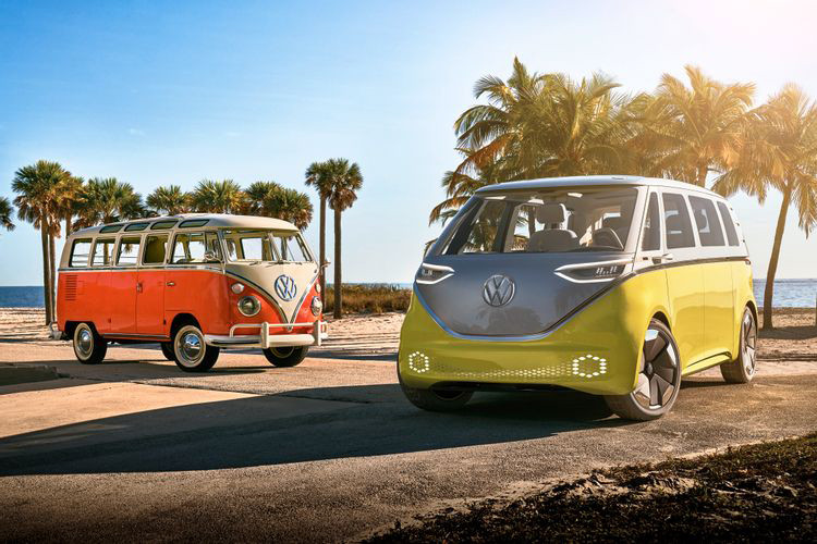  Volkswagen ID. Buzz Volkswagen ID. Buzz sở hữu thiết kế cổ điển, lấy cảm hứng từ chiếc Microbus mang tính biểu tượng của hãng xe Đức. Xe có kích thước chiều dài 4.712 mm, rộng 1.985 mm, cao 1.927 mm và có chiều dài cơ sở 2.989 mm. Với kích thước này, ID. Buzz sẽ cạnh tranh với Toyota Innova Cross (4.755 x 1.850 x 1.790 mm). Cung cấp sức mạnh cho Volkswagen ID. Buzz là một mô tơ điện đặt sau cho công suất 282 mã lực và mô-men xoắn 406 Nm.
