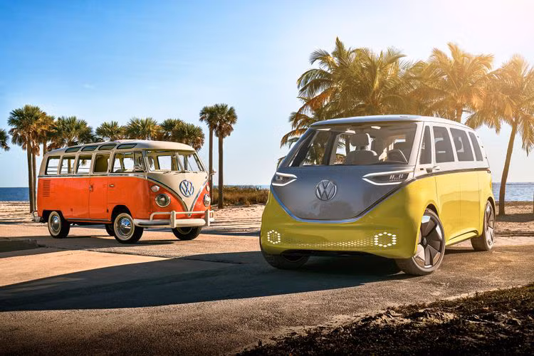  Volkswagen ID. Buzz Volkswagen ID. Buzz sở hữu thiết kế cổ điển, lấy cảm hứng từ chiếc Microbus mang tính biểu tượng của hãng xe Đức. Xe có kích thước chiều dài 4.712 mm, rộng 1.985 mm, cao 1.927 mm và có chiều dài cơ sở 2.989 mm. Với kích thước này, ID. Buzz sẽ cạnh tranh với Toyota Innova Cross (4.755 x 1.850 x 1.790 mm). Cung cấp sức mạnh cho Volkswagen ID. Buzz là một mô tơ điện đặt sau cho công suất 282 mã lực và mô-men xoắn 406 Nm.
