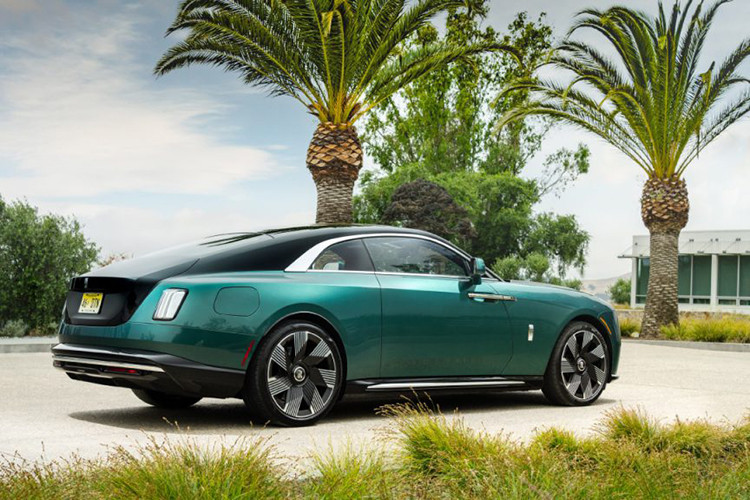 Spectre có phạm vi hoạt động là 515 km. Ngoài ra, Rolls-Royce Spectre còn được hỗ trợ công nghệ sạc nhanh hồi pin từ 10-80% trong 34 phút khi sử dụng bộ sạc DC 195 kW. Nếu thời gian gấp gáp, người dùng có thể bỏ chỉ 9 phút để hồi đủ năng lượng cho xe vận hành quãng đường 100 km. Mẫu xe này được Autocar đánh giá 4,5/5 điểm. Tại Việt Nam, Rolls-Royce Spectre có giá khởi điểm từ 17,99 tỷ đồng.