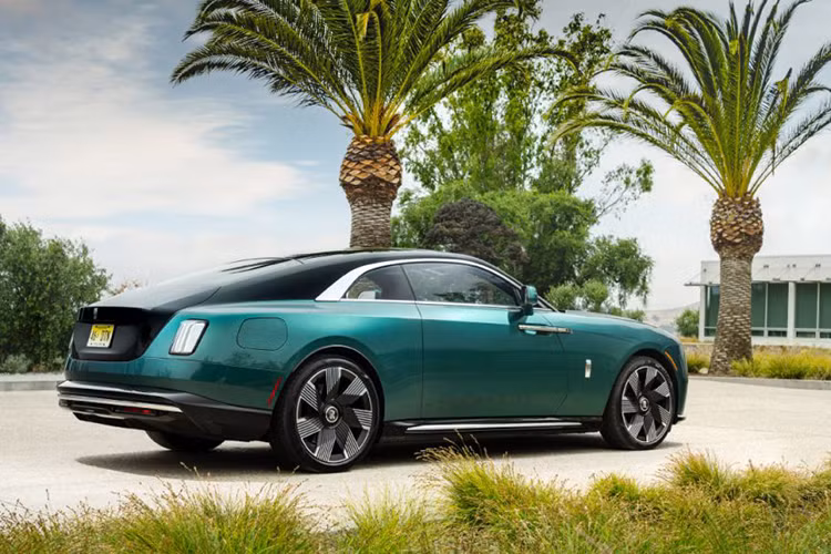 Spectre có phạm vi hoạt động là 515 km. Ngoài ra, Rolls-Royce Spectre còn được hỗ trợ công nghệ sạc nhanh hồi pin từ 10-80% trong 34 phút khi sử dụng bộ sạc DC 195 kW. Nếu thời gian gấp gáp, người dùng có thể bỏ chỉ 9 phút để hồi đủ năng lượng cho xe vận hành quãng đường 100 km. Mẫu xe này được Autocar đánh giá 4,5/5 điểm. Tại Việt Nam, Rolls-Royce Spectre có giá khởi điểm từ 17,99 tỷ đồng.