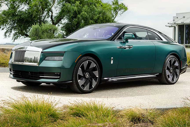  Rolls-Royce Spectre Spectre là mẫu ôtô điện đầu tiên trong lịch sử 120 năm của thương hiệu xe siêu sang tới từ nước Anh. Cung cấp sức mạnh cho Rolls-Royce Spectre là mô-tơ điện có công suất tối đa 430 kW (khoảng 576 mã lực) và mô-men xoắn cực đại 900 Nm. Nhờ đó, xe có thể tăng tốc từ 0-100 km/h trong thời gian 4,5 giây. Theo chu trình thử nghiệm CLTC tại Trung Quốc, xe có khả năng chạy được 585 km sau khi sạc đầy.