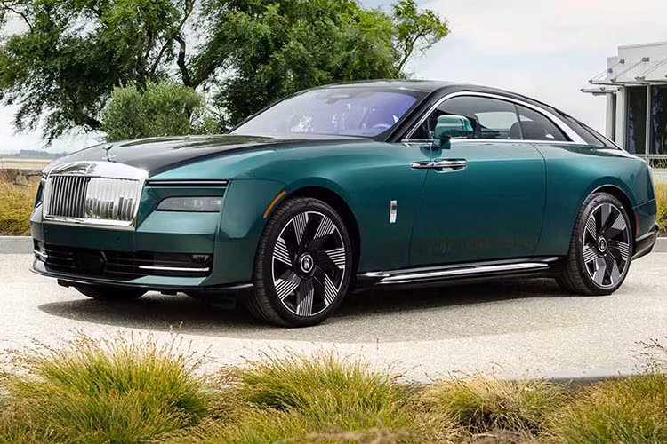  Rolls-Royce Spectre Spectre là mẫu ôtô điện đầu tiên trong lịch sử 120 năm của thương hiệu xe siêu sang tới từ nước Anh. Cung cấp sức mạnh cho Rolls-Royce Spectre là mô-tơ điện có công suất tối đa 430 kW (khoảng 576 mã lực) và mô-men xoắn cực đại 900 Nm. Nhờ đó, xe có thể tăng tốc từ 0-100 km/h trong thời gian 4,5 giây. Theo chu trình thử nghiệm CLTC tại Trung Quốc, xe có khả năng chạy được 585 km sau khi sạc đầy.