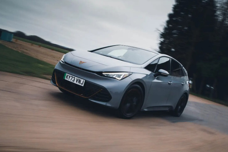  Cupra Born Cupra Born sở hữu khung gầm MEB dùng chung với Volkswagen ID. 3. Xe được đánh giá là sự kết hợp hoàn hảo giữa kích thước, tính thực dụng và hiệu suất. Ở phiên bản cao cấp Born VZ, xe có công suất 317 mã lực và mô-men xoắn 545 Nm. Sức mạnh này giúp xe có thể tăng tốc 0-100 km/h trong 5,7 giây và có phạm vi di chuyển thực tế khoảng 354 km mỗi lần sạc. Xe được Autocar đánh giá 4,5/5 điểm.