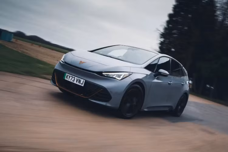  Cupra Born Cupra Born sở hữu khung gầm MEB dùng chung với Volkswagen ID. 3. Xe được đánh giá là sự kết hợp hoàn hảo giữa kích thước, tính thực dụng và hiệu suất. Ở phiên bản cao cấp Born VZ, xe có công suất 317 mã lực và mô-men xoắn 545 Nm. Sức mạnh này giúp xe có thể tăng tốc 0-100 km/h trong 5,7 giây và có phạm vi di chuyển thực tế khoảng 354 km mỗi lần sạc. Xe được Autocar đánh giá 4,5/5 điểm.