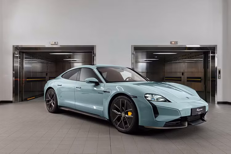  Porsche Taycan Porsche Taycan được Autocar đánh giá đạt 4,5/5 điểm. Porsche Taycan thế hệ mới sở hữu thiết kế sắc nét, thể thao mang đậm dấu ấn của hãng xe Đức. Không chỉ thế, xe còn có khối động cơ mạnh mẽ, hiệu suất vượt trội, giúp rút ngắn thời gian tăng tốc và thời gian sạc. Với cấu hình pin lớn, Taycan có phạm vi hoạt động lên đến 680 km theo chuẩn WLT.