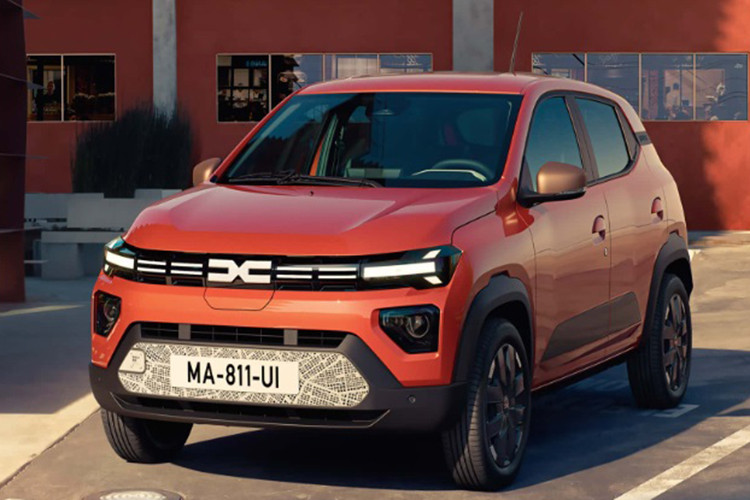  Dacia Spring Dacia là thương hiệu con của Renault và Dacia Spring là một trong những chiếc ôtô điện rẻ nhất tại châu Âu. Xe được bán ra với giá dưới 15.000 Bảng (khoảng 480 triệu đồng). Xe được trang bị gói pin 26,8 kWh cho phạm vi hoạt động 220 km. Xe cũng được hỗ trợ bộ sạc theo xe AC 11 kW và sạc DC 30 kW. Dacia Spring được Autocar chấm điểm 4/5.