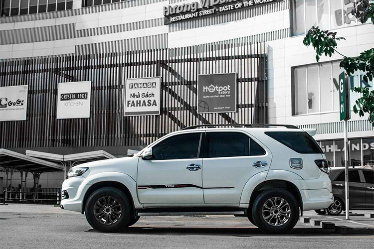 Mới đây, một chủ xe tại TP HCM quyết định thay đổi táo bạo phần nội thất của chiếc Toyota Forutner TRD Sportivo đời cũ của mình nhằm đáp ứng được nhu cầu đi dường dài của mình, giúp cầm lái chiếc xe thoải mái hơn.