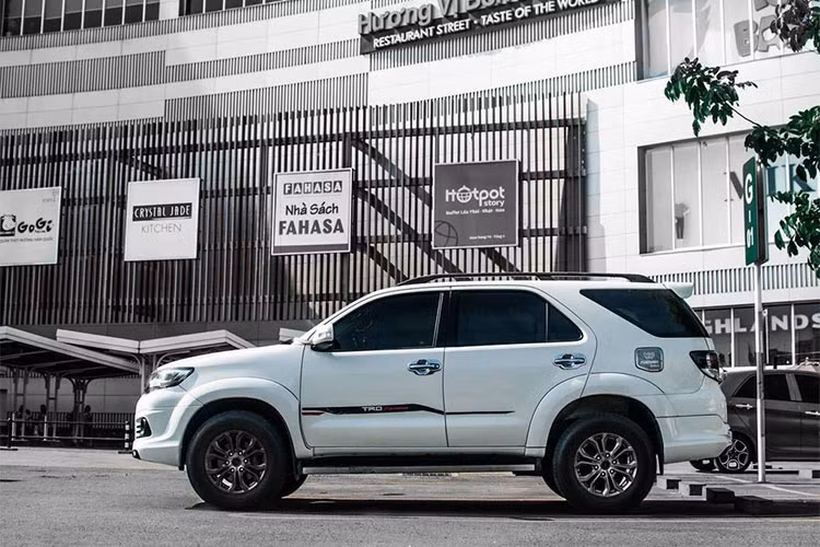 Mới đây, một chủ xe tại TP HCM quyết định thay đổi táo bạo phần nội thất của chiếc Toyota Forutner TRD Sportivo đời cũ của mình nhằm đáp ứng được nhu cầu đi dường dài của mình, giúp cầm lái chiếc xe thoải mái hơn.