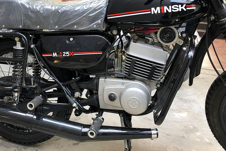 M1nsk M125X phiên bản mới vừa xuất hiện tại Việt Nam được trang bị động cơ 2 kỳ xi-lanh đơn dung tích 125 phân khối, làm mát bằng không khí, cho công suất 10,5 mã lực tại vòng tua 5.900 vòng/phút và kết hợp với hộp số 4 cấp. Mức tiêu hao nhiên liệu vào khoảng 3,7 lít/100 km.