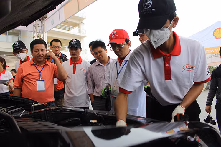 8 bước kiểm tra gồm: sửa xe; kiểm tra, chăm sóc lốp và tư vấn an toàn khi sử dụng lốp; scan lỗi và thay nước làm mát, nước rửa kính; kiểm tra, chăm sóc và tư vấn ắc quy; chăm sóc, bảo dưỡng nội ngoại thất; kiểm tra, tư vấn về nhớt; kiểm tra, lọc gió, còi, cần gạt mưa và cuối cùng là tư vấn cách xử lý khi gặp sự cố trên đường.