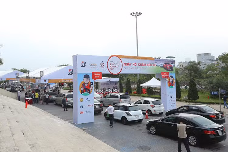 Ngày hội chăm sóc xe - Car Care Day 2015 đã chính thức khởi động tại SVĐ Mỹ Đình, Hà Nội, đánh dấu nỗ lực của Bridgestone và Bệnh Viện ÔTô nhằm mang đến dịch vụ chăm sóc xe toàn diện nhất cho khách hàng sử dụng ôtô tại Việt Nam.