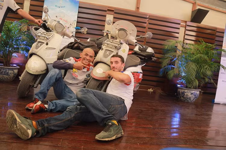 Đại đa số người nghe đều nghĩ rằng hai chàng phượt thủ quá liều lĩnh khi quyết định chạy xe máy vượt quãng đường dài hơn 12.000 km như vậy. Song không thể phủ nhận phải có một ý chí mạnh, cùng niềm đam mê khám phá vùng đất mới rất lớn, hai chàng trai ấy mới có thể hoàn thành trọn vẹn của hành trình vạn dặm ấy.