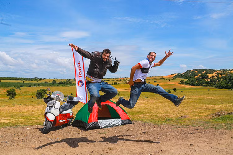 Để có thể thực hiện được hành trình này, hai chàng "phượt thủ" đã trình bày ý tưởng của mình với nhà sản xuất Peugeot Scooters vào tháng 1/2016 và được hãng xe này chấp nhận. Theo Samuel Felice cho biết - đây là một cách tuyệt vời nhất trong cuộc đời để trải nghiệm thiên nhiên, cảnh trí,văn hoá và con người ở những nơi chúng tôi đi qua.