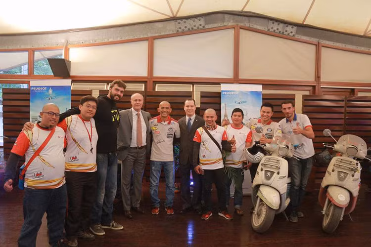 Suốt hơn 3 tháng rong ruổi trên hai chiếc xe tay ga Peugeot Django 125cc xuyên châu Âu và châu Á với tổng cộng hơn 12.000km, hai anh chàng phượt thủ người Pháp đã thực hiện tiếp một chuyến xuyên Việt và dừng chân tại Hà Nội để kết thúc hành trình để đời.