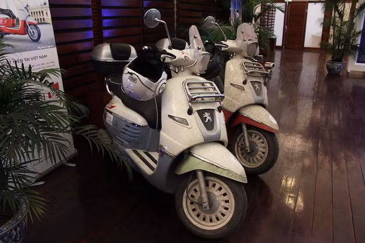 Tại triển lãm VISM 2016 vừa qua, Peugeot cũng đã công bố đến người tiêu dùng Việt mẫu xe Django 125cc với mức giá 68,5 triệu đồng đối với phiên bản thường và 69,8 triệu với phiên bản đặc biệt. Đây được xem là đối thủ mới của mẫu xe Piaggio Vespa Primavera hoặc Sprint. 