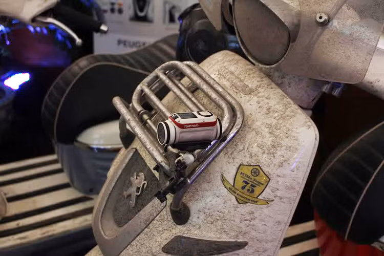 Hai chiếc xe Peugeot Django mà bộ đôi "phượt thủ" này sử dụng được sản xuất tại Pháp có một số khác biệt về phụ kiện bên ngoài so với mẫu xe lắp ráp ở Việt Nam. Peugeot Django 125 sử dụng động cơ 1 xy-lanh, 4 kỳ, phun xăng điện tử, làm mát bằng gió cưỡng bức. Công suất cực đại của xe là 10,2 mã lực tại 8.500 vòng/phút.