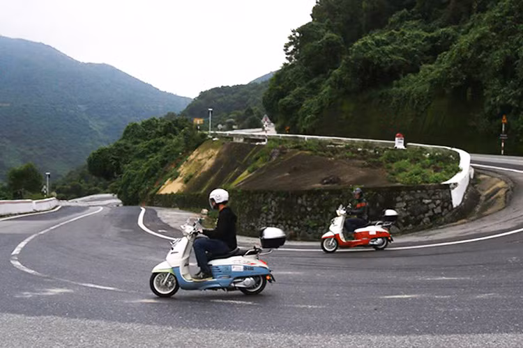 Để biến ước mơ thành hiện thực, Samuel và Ambroise đã được hãng xe Peugeot tại Pháp tài trợ cho hai chiếc xe máy tay ga Django 125cc. Ngoài ra họ còn được đội ngũ kỹ thuật hỗ trợ tại mỗi đất nước mà mình đi qua với các đối tác của hãng xe này như Total, Planet Ride,...