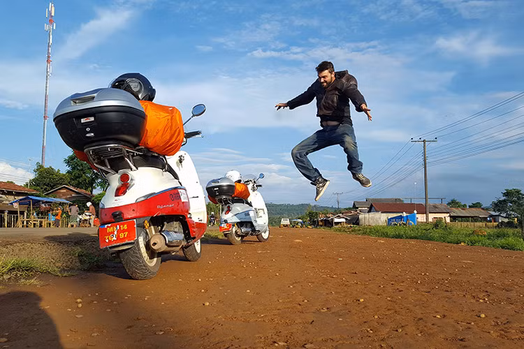 Đại diện từ tập đoàn Peugeot Motorcycles cho biết họ đã lên kế hoạch cực kỳ kỹ lưỡng về hành trình với Samuel và Ambroise, bởi chính hai chàng trai tuổi đôi mươi này đã truyền cảm hứng ngược lại cho hãng xe Pháp. 