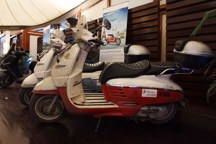 Với công nghệ phát triển, hành trình dong duổi trên chiếc Peugeot Scooters Django 125cc của 2 chàng trai đã không chỉ còn gói gọn trong những trang giấy. Tại mỗi nơi họ đi qua, những câu chuyện thú vị về văn hóa, con người và cảnh đẹp thiên nhiên được hai người bạn chia sẻ với toàn thế qua câu chuyện, qua hình ảnh và cả mạng xã hội.