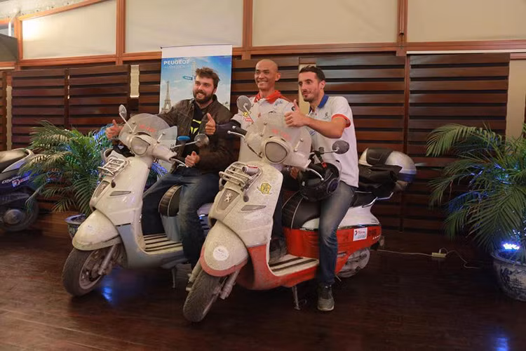 Trên hành trình dài vạn dặm này, Samuel và Ambroise đều dừng chân tại mỗi thành phố để chia sẻ câu chuyện và niềm cảm hứng cũng như kinh nghiệm chạy xe máy đường dài của chính họ cho những tín đồ đam mê "chủ nghĩa xê dịch" trên toàn thế giới biết.