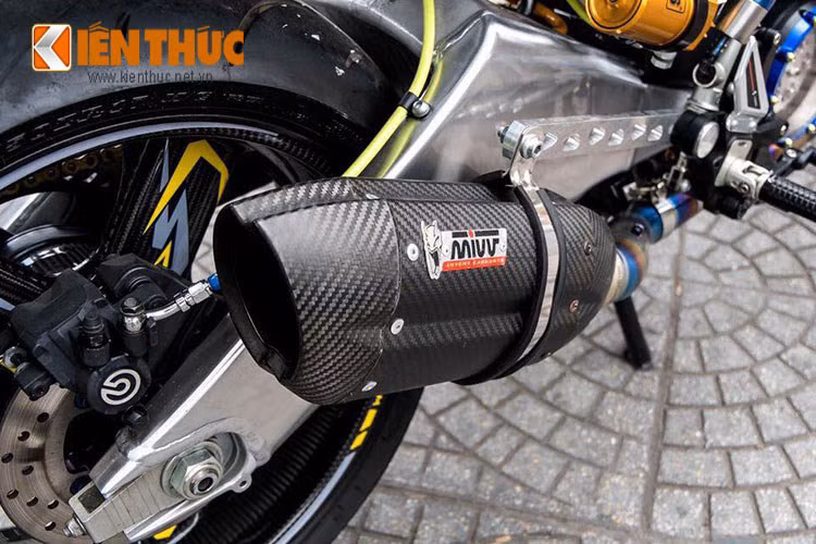 Điểm nhấn của này là bộ lốp kích thước lớn với bánh sau cỡ 160-170 mm và bánh trước 110 mm. Ở xe nguyên bản, lốp trước có bề rộng 70 mm trong khi lốp sau là 120 mm. Ngoài ra, những chiếc xe này cũng được độ thêm hàng loạt đồ đồ chơi như gắp, sên, heo, ống xả...