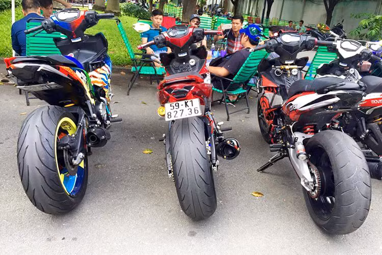 Exciter 150 có mặt tại thị trường Việt từ cuối 2014. Mẫu này hiện là đối thủ của Honda Winner ở phân khúc xe côn tay cỡ nhỏ 150 phân khối. Mức giá bán lẻ đề xuất cho Exciter 150 là 45,5 đến 47 triệu đồng - đây được xem là mẫu xe côn tay cỡ nhỏ được độ nhiều nhất tại Việt Nam.