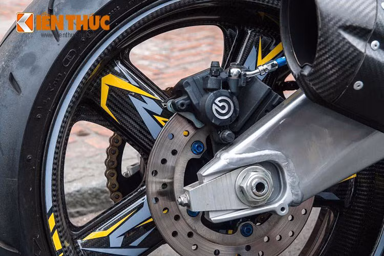 Nếu như trước đây, chiếc Yamaha Exciter 150 nguyên bản trông khá bé với thiết kế bánh nhỏ truyền thống thì ở bản độ này chỉ với việc thay đổi chi tiết đó, xe trở nên khác lạ và đậm chất thể thao hơn với dàn chân khủng của môtô phân khối lướn cùng cặp bánh béo chất chơi hơn.