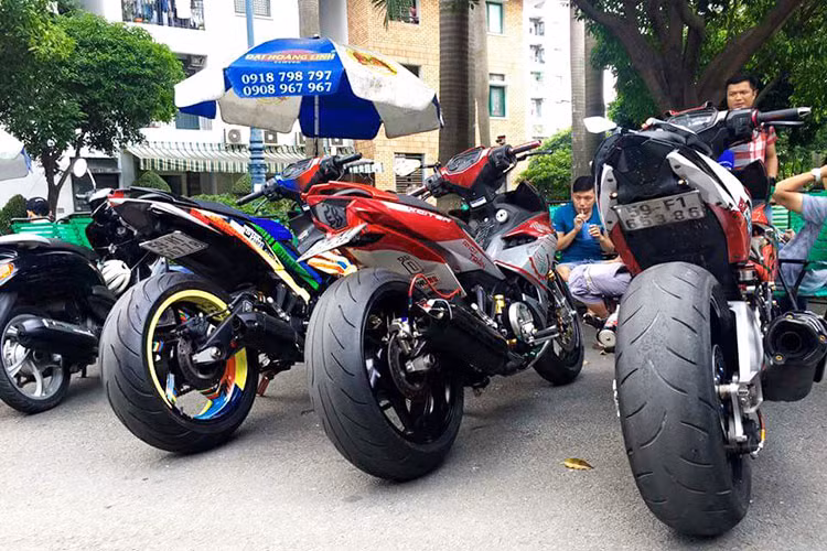 Bên cạnh đó, dàn áo của loạt xe này cũng được sơn tem đấu airbrush và gắn thêm một số đồ chơi hàng hiệu dạng kiềng khác bổ xung. Trước đó, ở Việt Nam có 3 chiếc Exciter 150 được trang bị gói độ đến hơn 200 triệu.