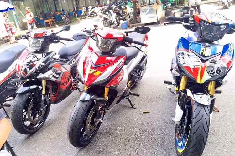 Bộ ba chiếc xe máy côn tay cỡ nhỏ đình đám Yamaha Exciter 150 độ phong cách môtô phân khối lớn thuộc sở hữu của thành viên câu lạc bộ Exciter Sài Gòn được độ lại với bánh lớn cùng nhiều đồ chơi "hàng hiệu" đắt tiền bất ngờ xuất hiện tại một quán cafe tại TP HCM.