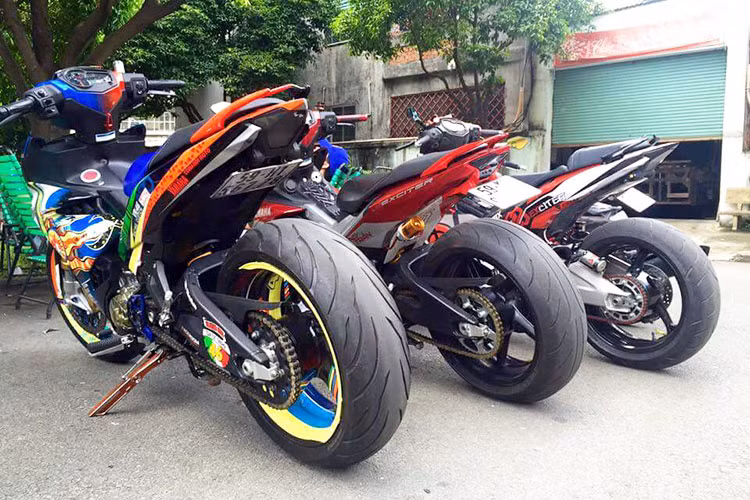 Nếu như xe Exciter 150 nguyên bản trông khá hiền thì những chiếc xe độ này toát lên vẻ hầm hố với ngoại hình lột xác hoàn toàn. Nếu nhìn từ phía sau, nó mang dáng dấp của một chiếc xe môtô phân khối lớn nhiều hơn là một chiếc xe máy côn tay phổ thông cỡ nhỏ.